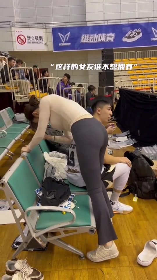 前華僑大學(xué)隊(duì)長(zhǎng)周其默賽中休息女友為期按摩這也太幸福了吧
