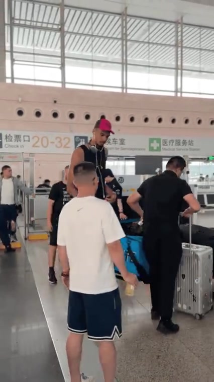 結束修行文班亞馬在鄭州東站過安檢這真的是鶴立雞群啊