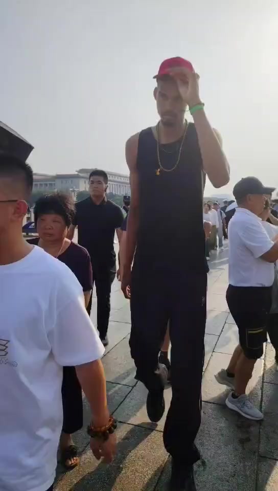 網友在天安門廣場偶遇文班亞馬這外國男的好高啊