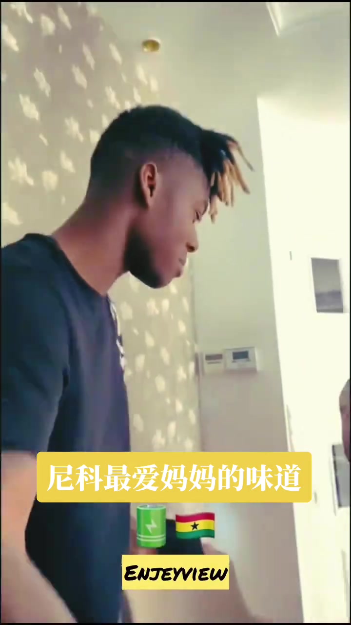 尼科媽媽這做的有點(diǎn)像中國(guó)黃糕但這么大一塊不切開(kāi)嘛