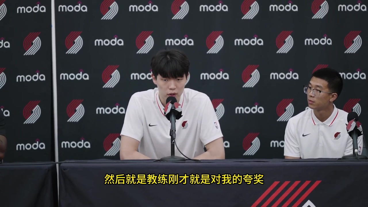 有姚氏幽默楊瀚森調(diào)侃下次我再來發(fā)布會(huì) 爭取把旁邊這位翻譯踢走
