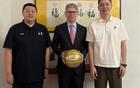 楊鳴、小劉受邀領(lǐng)館，遼籃外援選擇非美，未來(lái)更便利。