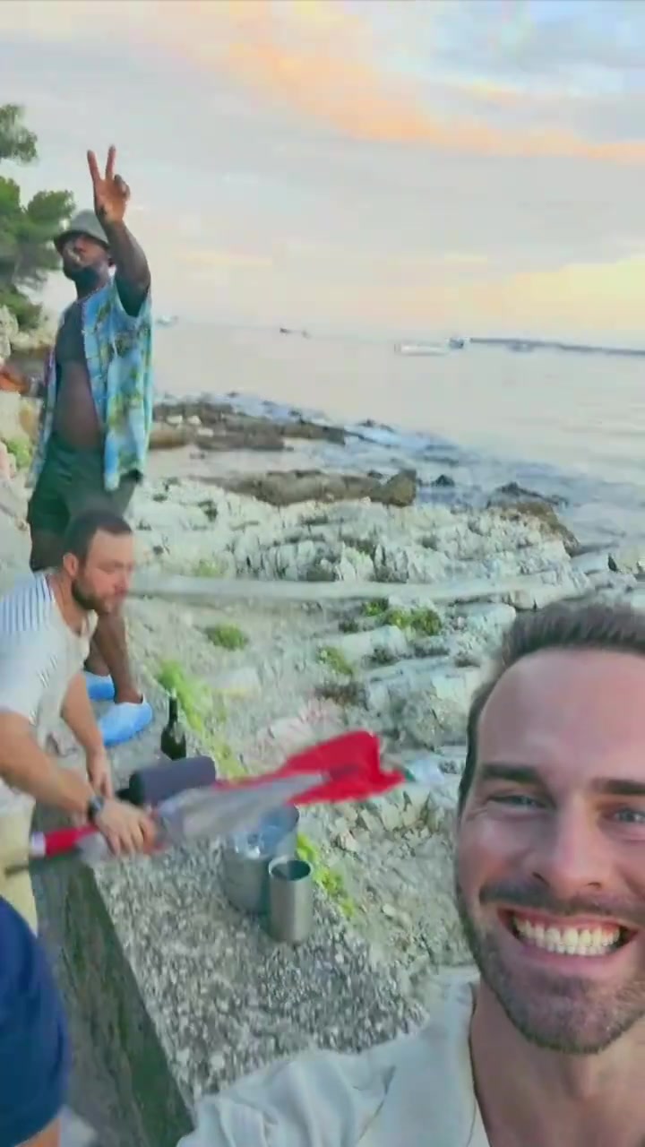 社牛老頭正在度假的老詹看到路人的鏡頭比了個耶
