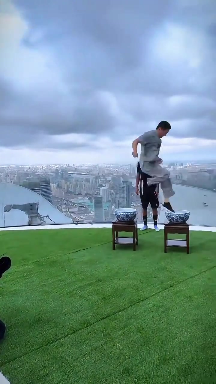 驚呆啦亞馬爾到達(dá)上海體驗中國功夫輕功水上漂