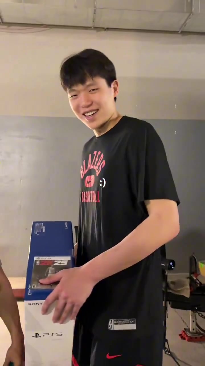 年輕人愛(ài)打游戲楊瀚森收獲禮物PS5開(kāi)心地抱著炫耀了一路