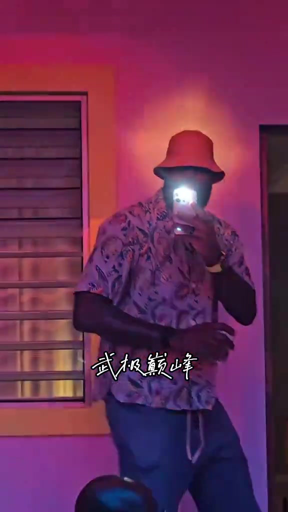 這明明就是來(lái)?yè)岋L(fēng)頭的詹姆斯在壞兔子演唱會(huì)徹底玩嗨了