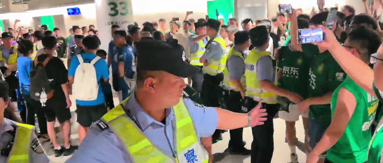 需警察護送實拍一群申花球迷疑似被國安球迷圍在球迷通道內