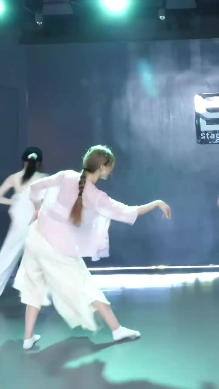 周玲安曬跳舞視頻江南女子的DNA覺醒了這輩子沒這么美過(guò)