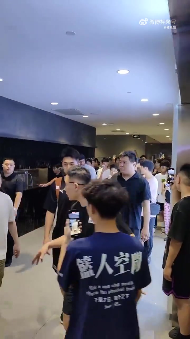 希爾德空降西安現(xiàn)場夾道歡迎的粉絲還是相當(dāng)多的