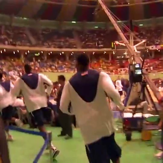 21年啦04年詹姆斯入選美國(guó)男籃的時(shí)候真是一副青澀面孔