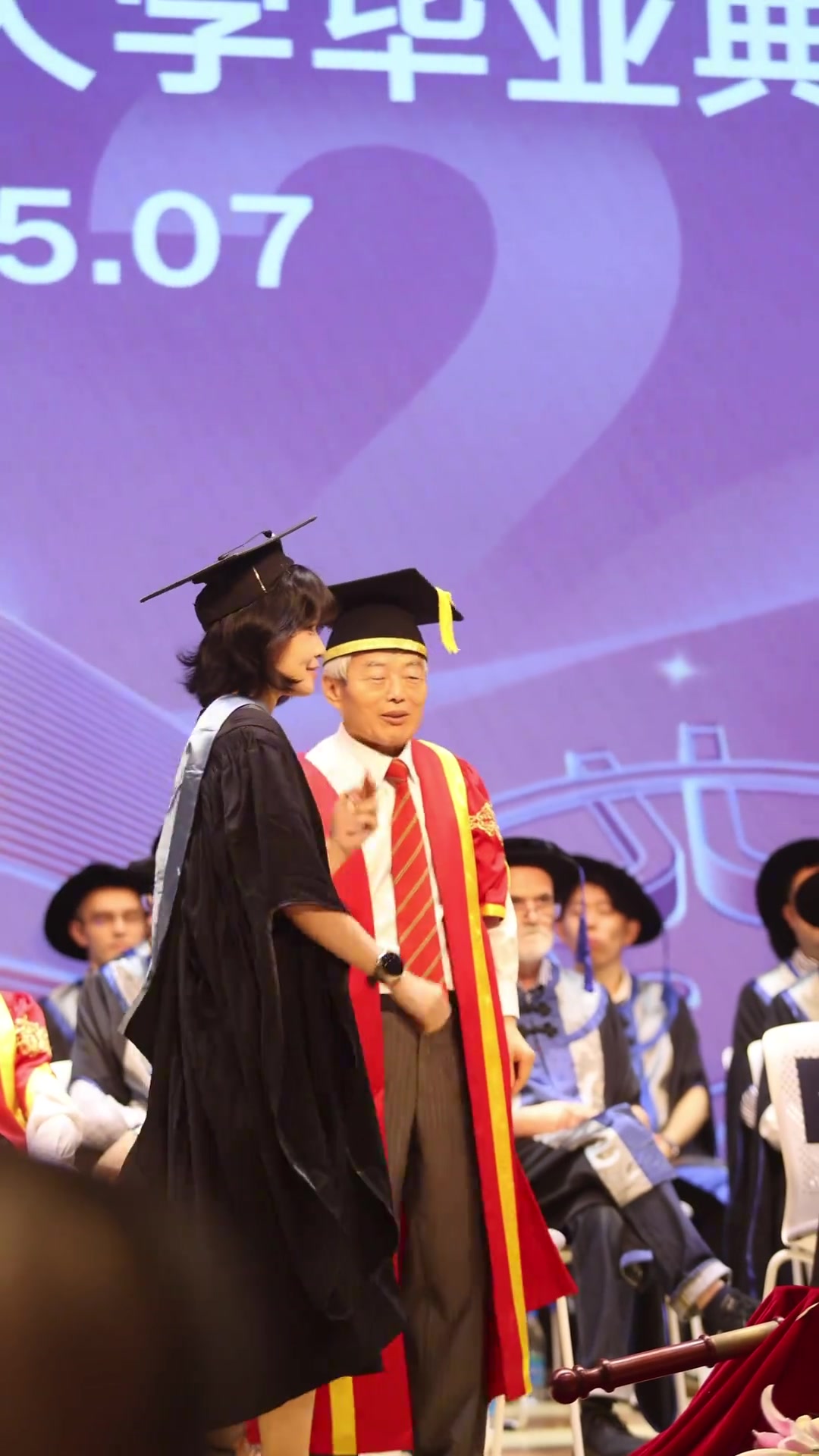 好颯西交利物浦大學(xué)女學(xué)生把泰山隊?wèi)c祝動作帶上畢業(yè)典禮