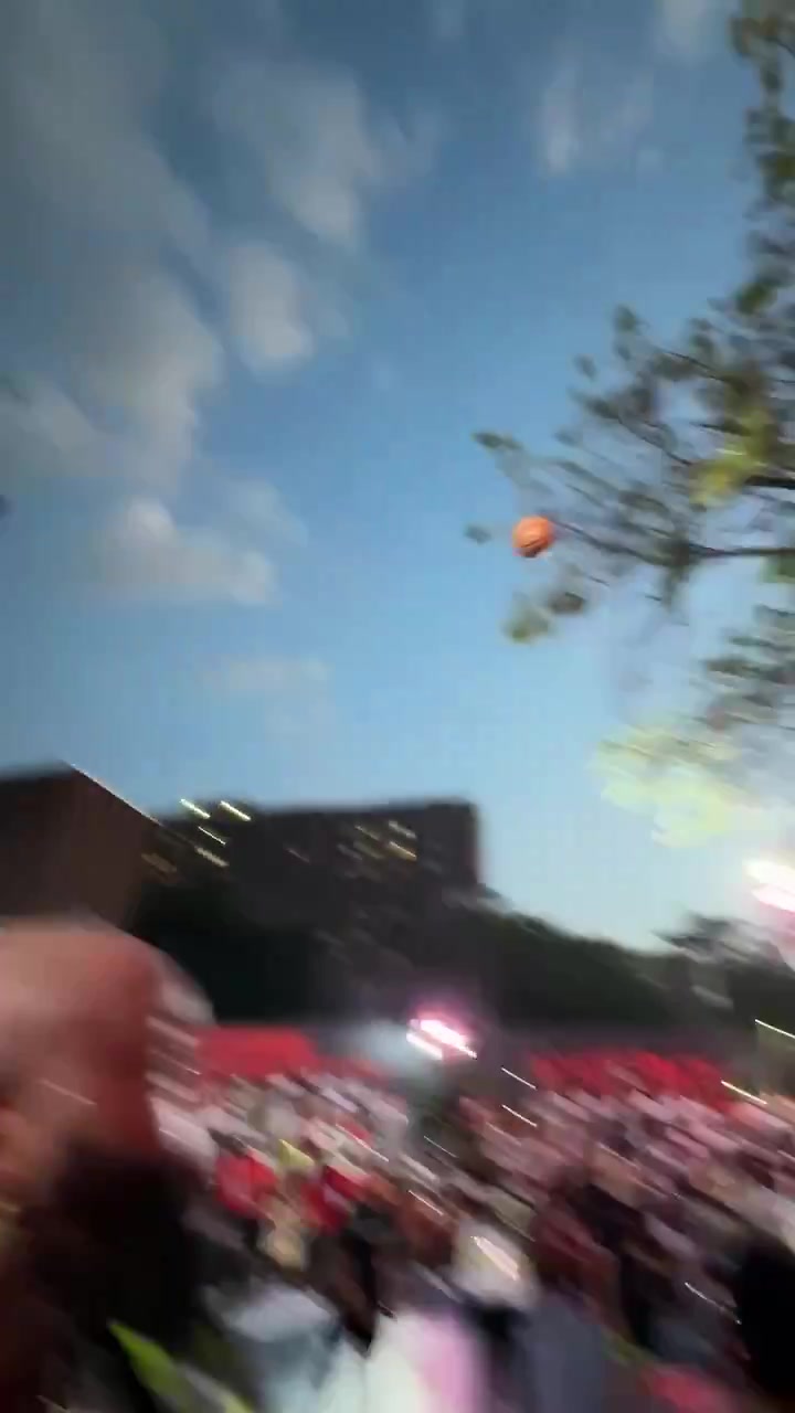 駕輕就熟東契奇現(xiàn)場表演坐投三分一擊即中仔細看真瘦了一圈