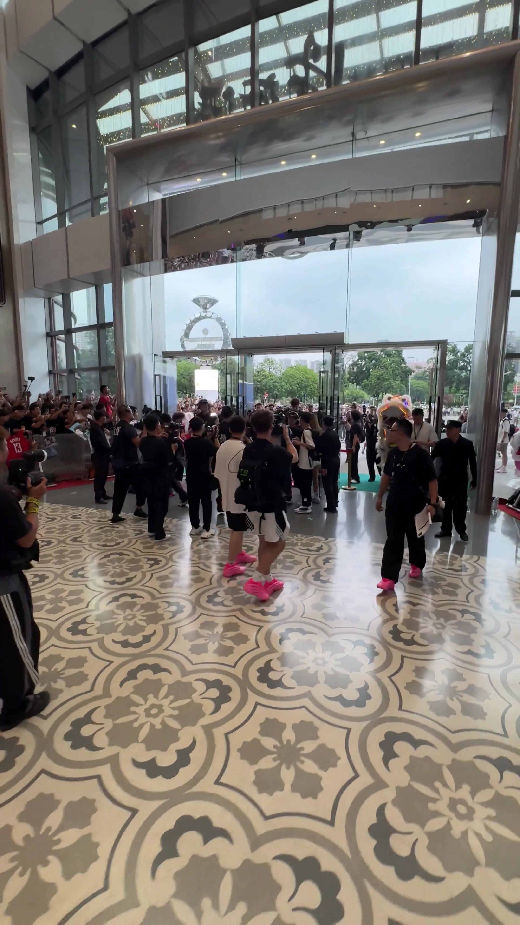 看看登哥在中國的人氣有多火爆數(shù)千球迷涌入商場(chǎng)來看他