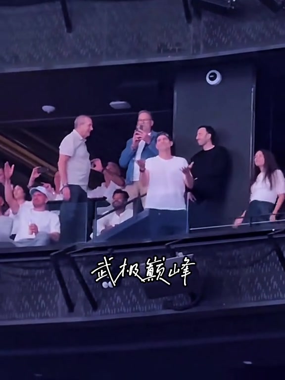 盧卡這地位穩(wěn)了佩總帶著湖人球員陪著東契奇觀看后街男孩演唱會