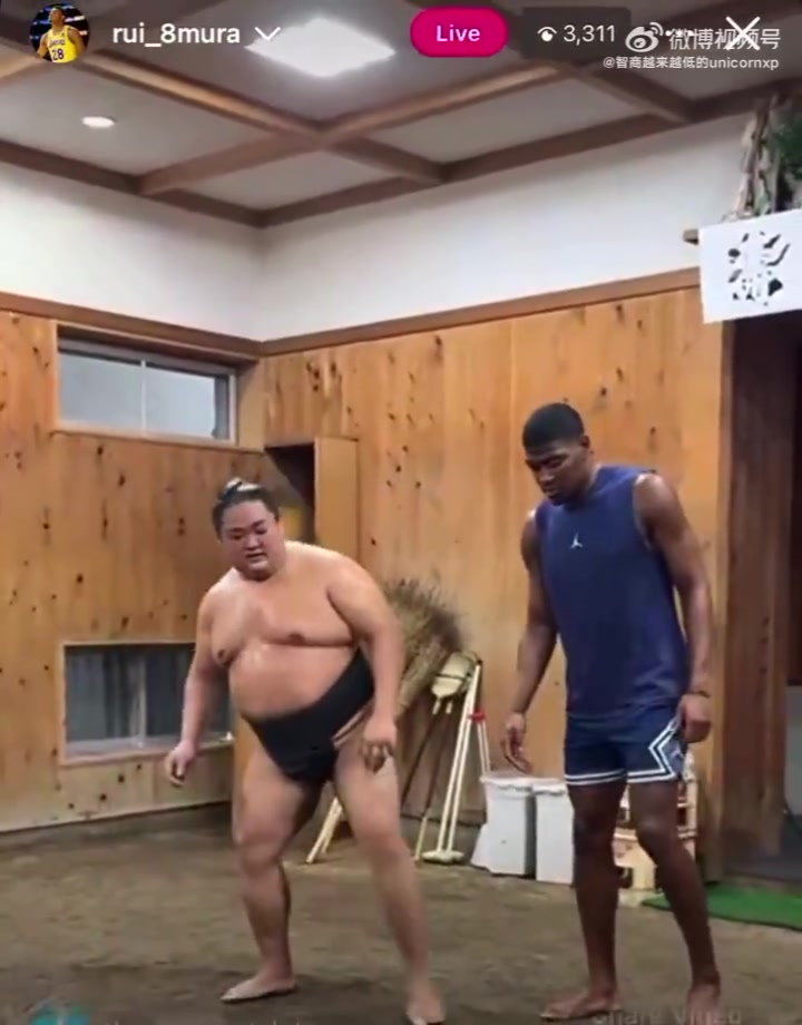 還有這種操作八村塁學(xué)習(xí)日本相撲手的訓(xùn)練 對(duì)防守有幫助