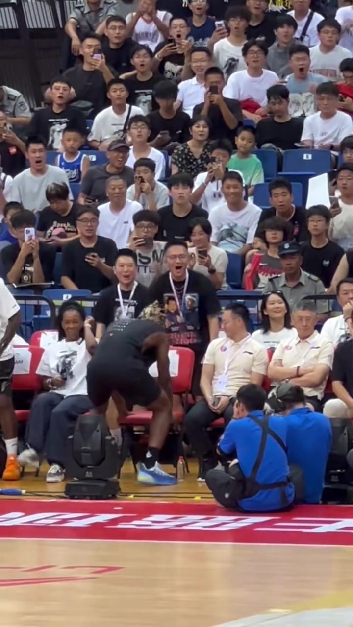 巴特勒我狠起來連凳子都不放過 巴特勒我狠起來連凳子都不放過