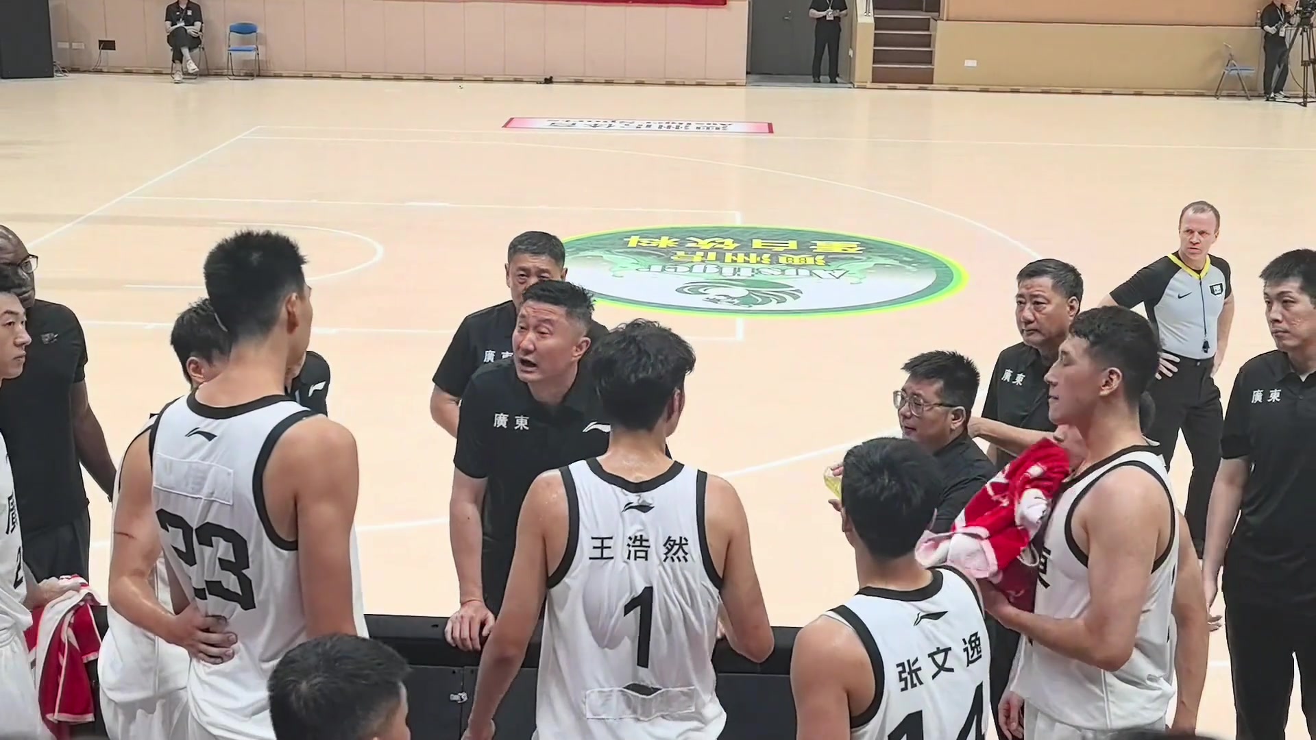 矛盾未解 申請交易此前徐昕比賽中和杜鋒吵架 并手指著杜鋒 矛盾未解 申請交易此前徐昕比賽中和杜鋒吵架 并手指著杜鋒