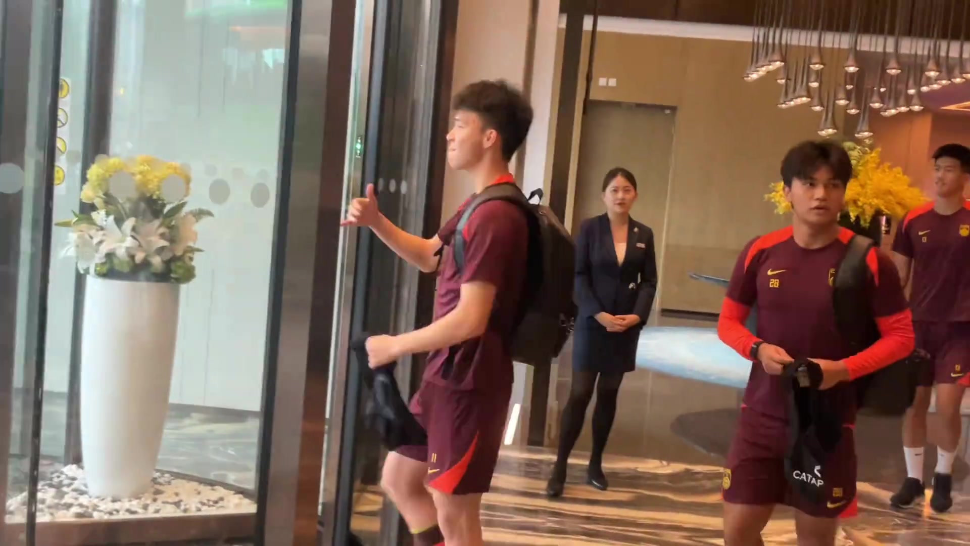 王鈺棟和蒯紀聞現(xiàn)身酒店老蒯這么親人啊聽到聲就來簽名了