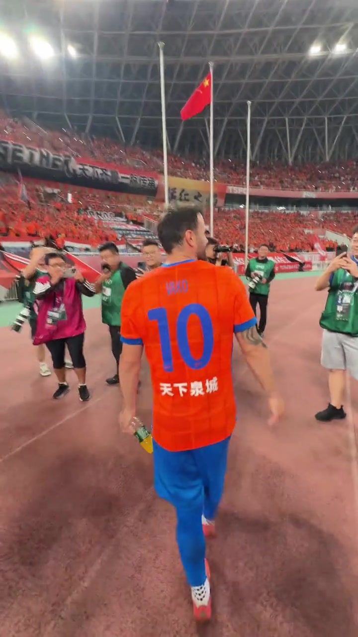瓦科上演大四喜后與球迷互動還有些害羞本賽季他能拿金靴嗎